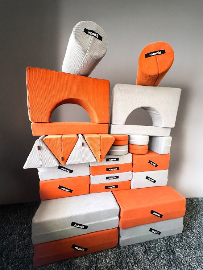 Tohle je jeden z těch projektů, ze kterých máme fakt radost!🧡🩶 Zakázková výroba podle přání zákazníka – tentokrát v látce...